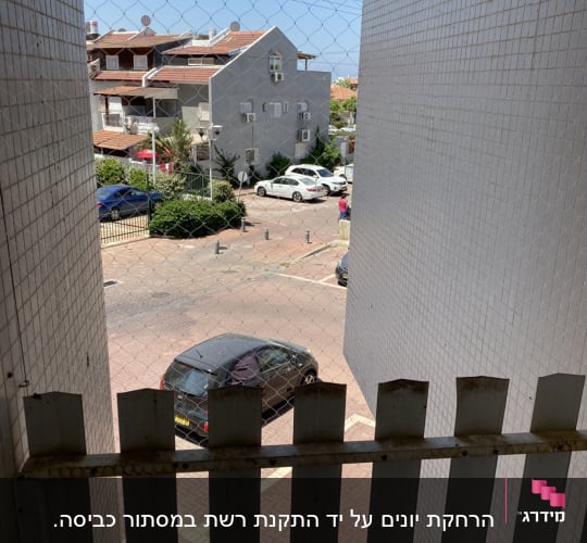 רשת נגד יונים מותקנת בין קירות בניין
